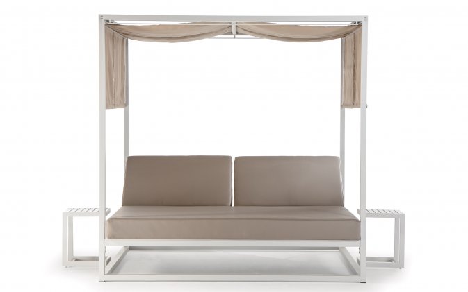 Białe łóżko ogrodowe ANTIGUA dwuosobowe z zadaszeniem i osłonami w kolorze beżowym