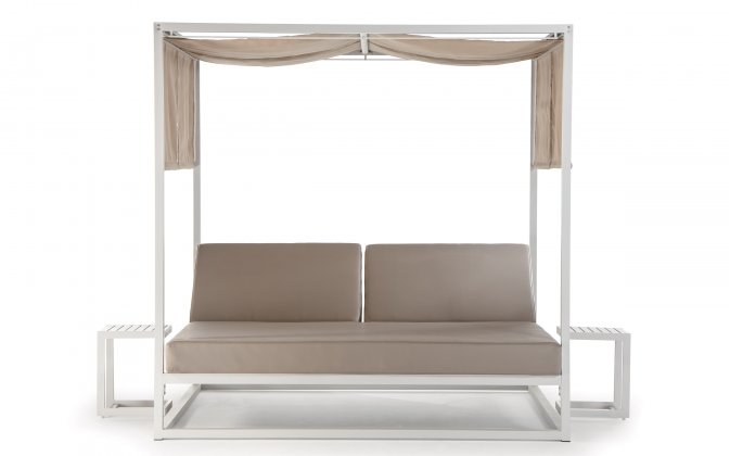 Białe łóżko ogrodowe ANTIGUA dwuosobowe z zadaszeniem i osłonami w kolorze beżowym
