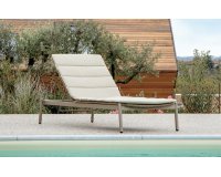 Beżowy leżak ogrodowy z kółkami aluminiowy i materacem atol