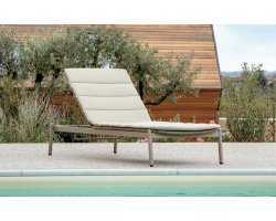 Beżowy leżak ogrodowy z kółkami aluminiowy i materacem atol