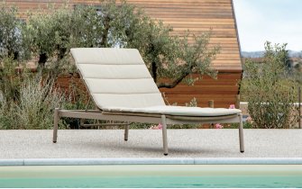 Beżowy leżak ogrodowy z kółkami aluminiowy i materacem atol