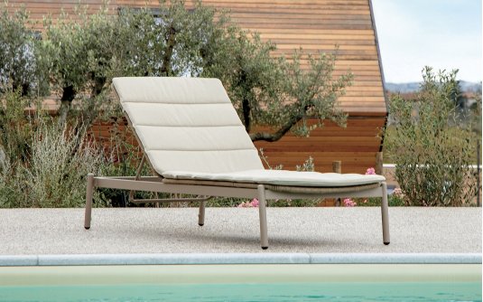 Beżowy leżak ogrodowy z kółkami aluminiowy i materacem atol Beżowy leżak ogrodowy z kółkami aluminiowy i materacem atol