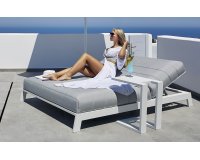 Dwuosobowe białe luksusowe łóżko ogrodowe BITE z materacem z obiciem stka niny sunbrella