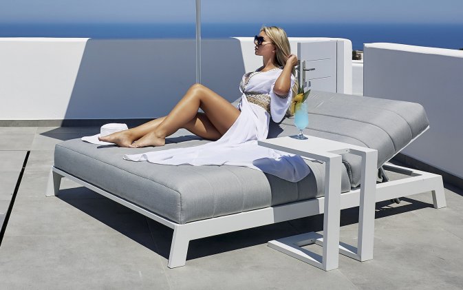 Dwuosobowe białe luksusowe łóżko ogrodowe BITE z materacem z obiciem stka niny sunbrella