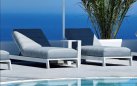 Biały luksusowy wygodny leżak z grubym materacem z tkaniny sunbrella BITE