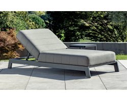 Antracytowy leżak ogrodowy z bardzo grubym materacem z tkaniny sunbrella BITE