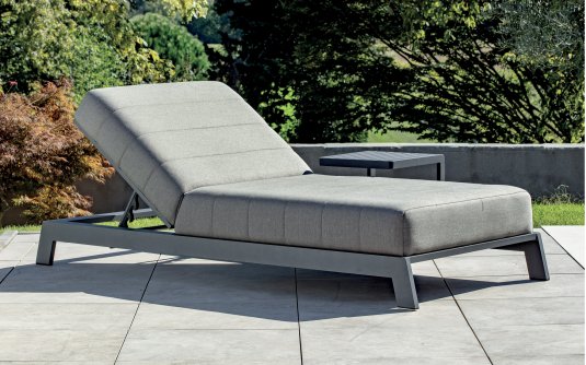 Antracytowy leżak ogrodowy z bardzo grubym materacem z tkaniny sunbrella BITE Antracytowy leżak ogrodowy z bardzo grubym materacem z tkaniny sunbrella BITE