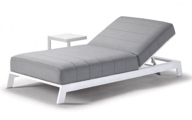 Biały luksusowy wygodny leżak z grubym materacem z tkaniny sunbrella BITE