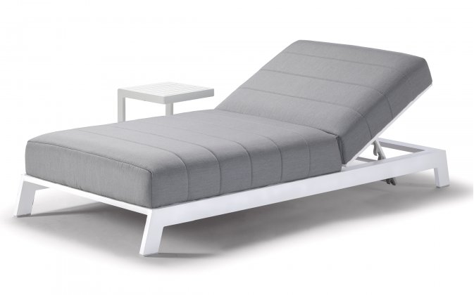 Biały luksusowy wygodny leżak z grubym materacem z tkaniny sunbrella BITE