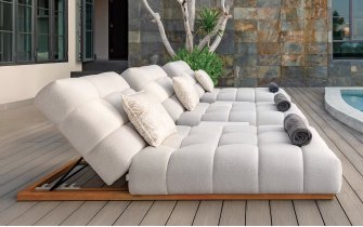 Piękna leżanka ogrodowa BLOW z grubym materacem pikowanym olefin z podstawą z drewna tek