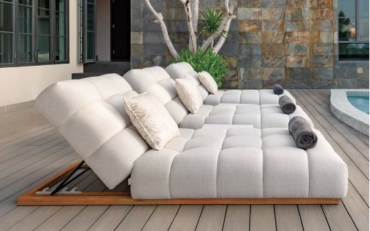 Piękna leżanka ogrodowa BLOW z grubym materacem pikowanym olefin z podstawą z drewna tek