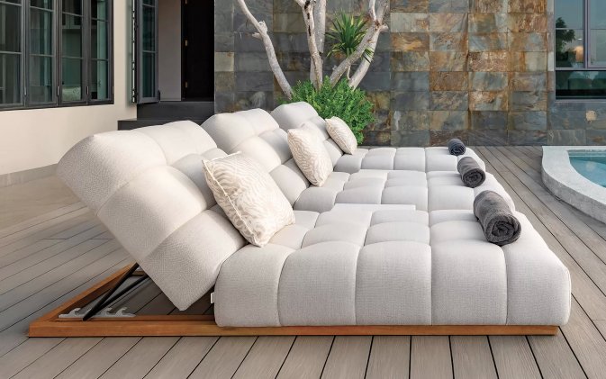 Piękna leżanka ogrodowa BLOW z grubym materacem pikowanym olefin z podstawą z drewna tek