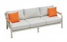 Zestaw VISCONTI Higold posiada szeroką sofę trzyosobową szarobeżową aluminiową