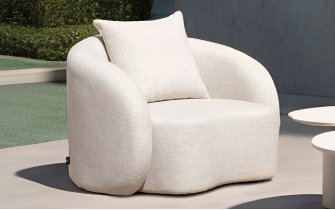 Luksusowy, elegancki fotel ogrodowy w kolorze jasnobeżowym z poduszkami olefin cosy