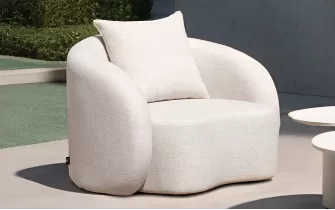 Luksusowy, elegancki fotel ogrodowy w kolorze jasnobeżowym z poduszkami olefin cosy