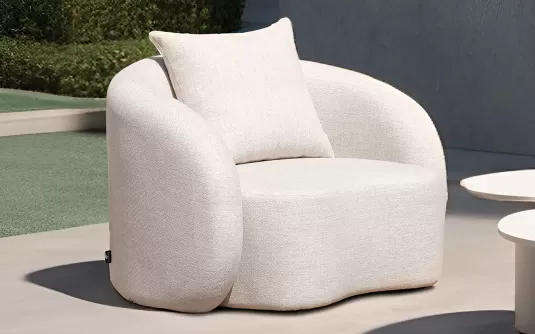 Luksusowy, elegancki fotel ogrodowy w kolorze jasnobeżowym z poduszkami olefin cosy