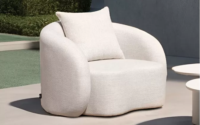 Luksusowy, elegancki fotel ogrodowy w kolorze jasnobeżowym z poduszkami olefin cosy