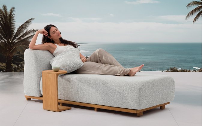 Luksusowy leżak ogrodowy z grubym materacem i stolikiem bocznym RULE