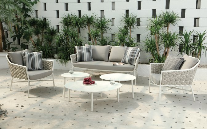 Biało beżowy komplet wypoczynkowy na taras ze sztaplowania nymi fotelami Panama