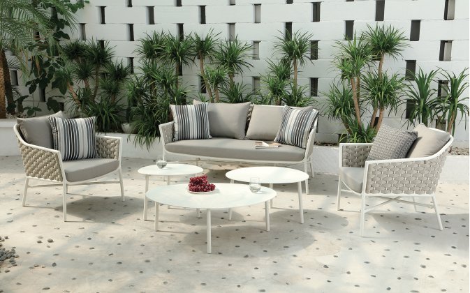 Biało beżowy komplet wypoczynkowy na taras ze sztaplowania nymi fotelami Panama