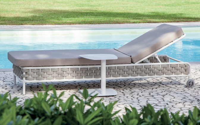 Biało beżowy, leżak ogrodowy z kółkami i grubym materacem PANAMA