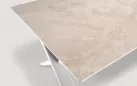 Aluminiowy stół ogrodowy SALINA beżowy nogami krzyżowe i rozkładany blat 200-260 cm kamienia spiekanego Salina