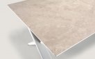 Aluminiowy stół ogrodowy SALINA beżowy nogami krzyżowe i rozkładany blat 200-260 cm kamienia spiekanego Salina