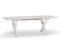 Aluminiowy stół ogrodowy SALINA beżowy nogami krzyżowe i rozkładany blat 200-260 cm kamienia spiekanego Salina