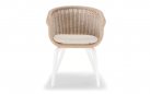Beżowy fotel ogrodowy jadalniany z podłokietnikami i poduszką białe nogi MELROSE