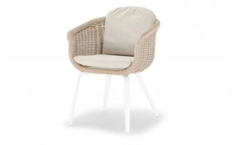 Beżowy fotel ogrodowy jadalniany z podłokietnikami i poduszką białe nogi MELROSE