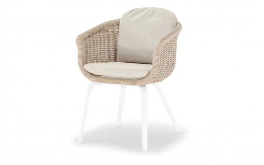 Beżowy fotel ogrodowy jadalniany z podłokietnikami i poduszką białe nogi MELROSE