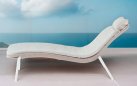 Aluminiowy leżak ogrodowy LEAF profilowany na aluminiowej podstawie z liną biały
