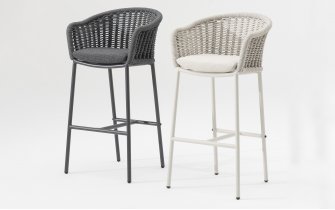 Stołek barowy ogrodowy z oparciem z wykonanym z plecionki z liny z poduszką na siedzisku LECCE Grattoni