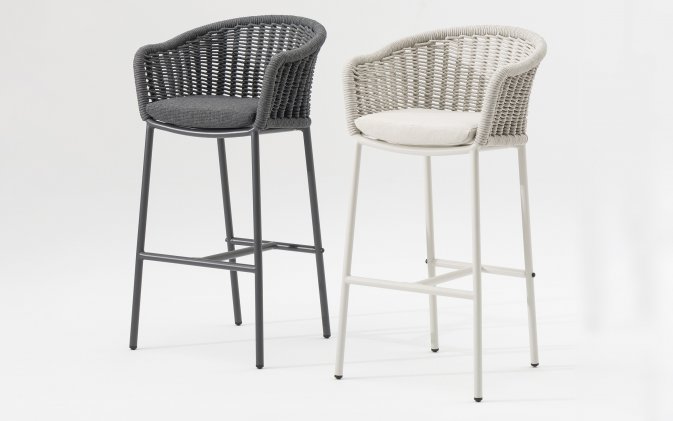 Stołek barowy ogrodowy z oparciem z wykonanym z plecionki z liny z poduszką na siedzisku LECCE Grattoni