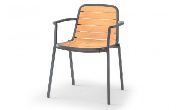 Grafitowe sztaplowania owane krzesło ogrodowe z podłokietnikami o aluminiowej konstrukcji i siedziskiem i oparciem z deseczek drewnianych nida