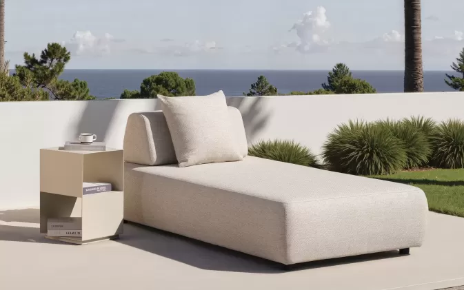 Nowoczesny leżak ogrodowy grubym materacem tapicerowany beżowy GEOMETRY
