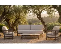 Elegancki i wygodny zestaw wypoczynkowy z szeroką sofą trzyosobową 2 fotelami reska w kolorze ciemnokawowym i beżowymi poduszkami