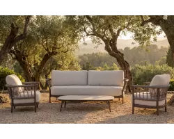 Elegancki i wygodny zestaw wypoczynkowy z szeroką sofą trzyosobową 2 fotelami reska w kolorze ciemnokawowym i beżowymi poduszkami