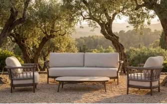 Elegancki i wygodny zestaw wypoczynkowy z szeroką sofą trzyosobową 2 fotelami reska w kolorze ciemnokawowym i beżowymi poduszkami