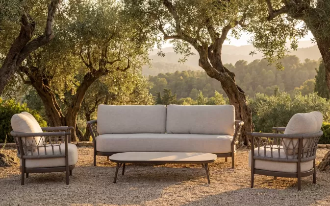 Elegancki i wygodny zestaw wypoczynkowy z szeroką sofą trzyosobową 2 fotelami reska w kolorze ciemnokawowym i beżowymi poduszkami