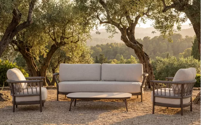 Elegancki i wygodny zestaw wypoczynkowy z szeroką sofą trzyosobową 2 fotelami reska w kolorze ciemnokawowym i beżowymi poduszkami