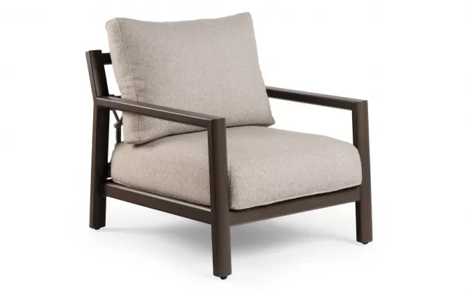 Nowoczesny fotel ogrodowy aluminiowy z beżowymi poduszkami w kolorze ciemnobrązowym oasis