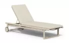 Aluminiowy luksusowy leżak ogrodowy w kolorze beżowym z materacem oasis