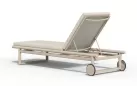 Aluminiowy luksusowy leżak ogrodowy w kolorze beżowym z materacem oasis