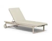 Aluminiowy luksusowy leżak ogrodowy w kolorze beżowym z materacem oasis