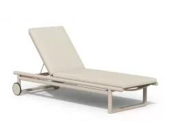 Aluminiowy luksusowy leżak ogrodowy w kolorze beżowym z materacem oasis