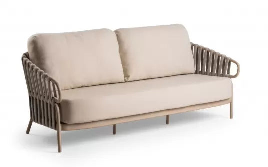 Nowoczesna sofa ogrodowa trzyosobowa aluminiowa w kolorze beżowym z beżowymi poduszkami nuri