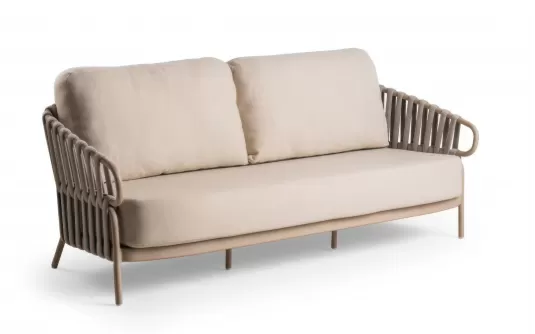 Nowoczesna sofa ogrodowa trzyosobowa aluminiowa w kolorze beżowym z beżowymi poduszkami nuri