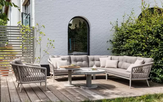 Luksusowy zestaw narożny ogrodowy w kolorze beżowym z grubymi poduszkami pikowanymi lima