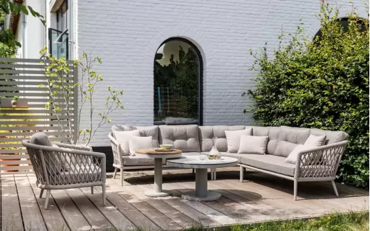 Luksusowy zestaw narożny ogrodowy w kolorze beżowym z grubymi poduszkami pikowanymi lima